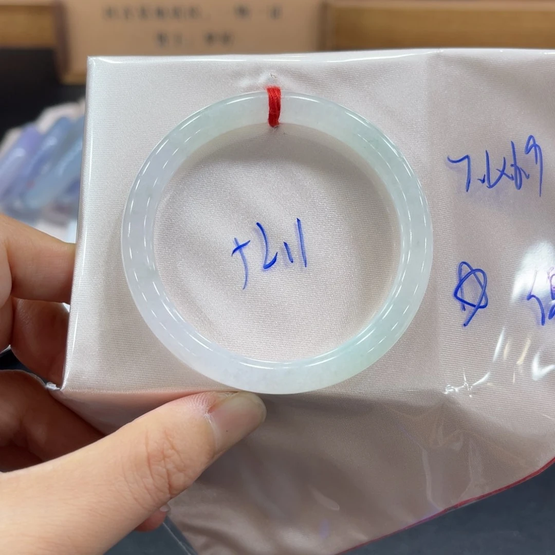 翡翠手镯未镶嵌翡翠