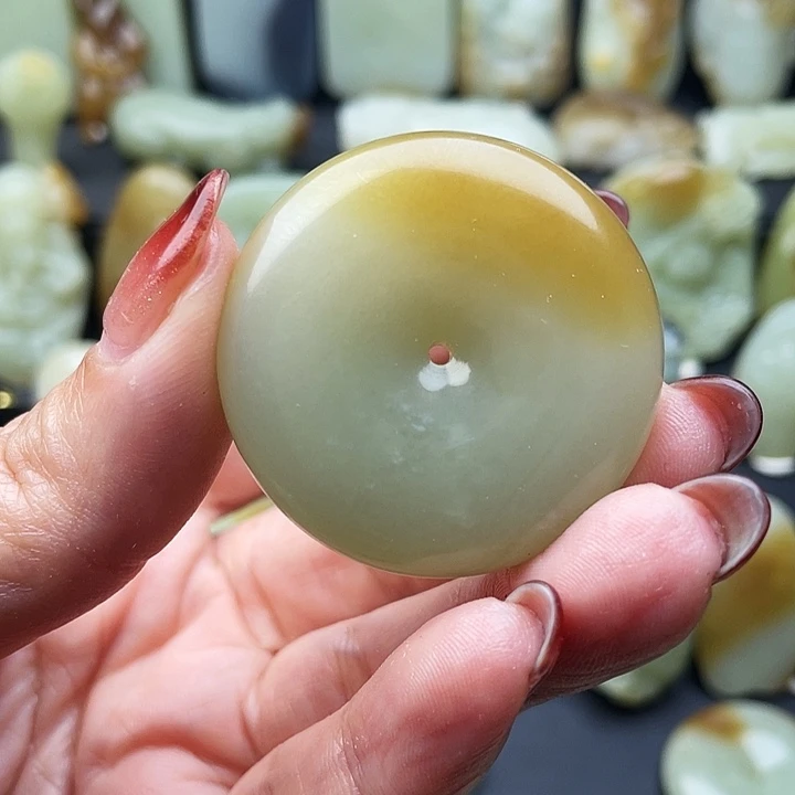 麦***菜和田玉（糖玉）未镶嵌颈饰