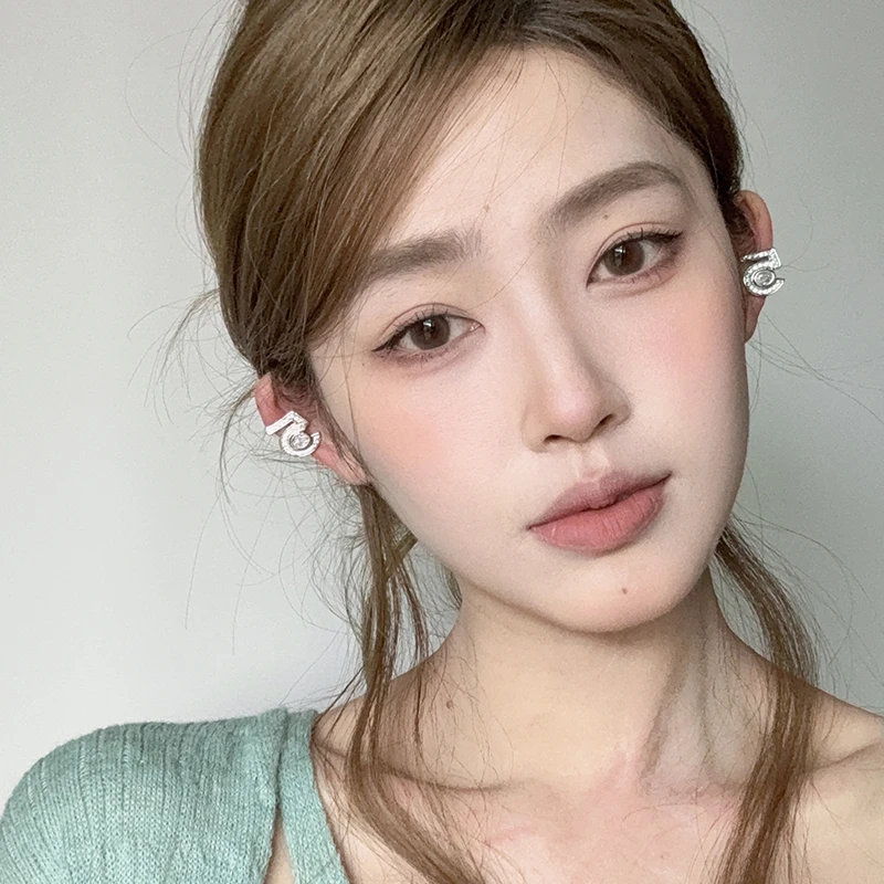 oushipei/欧诗佩 铜合金合成锆石耳饰 法式轻奢小香风数字5耳夹女
