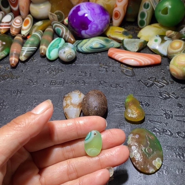 颈饰未镶嵌石英质玉宝****儿