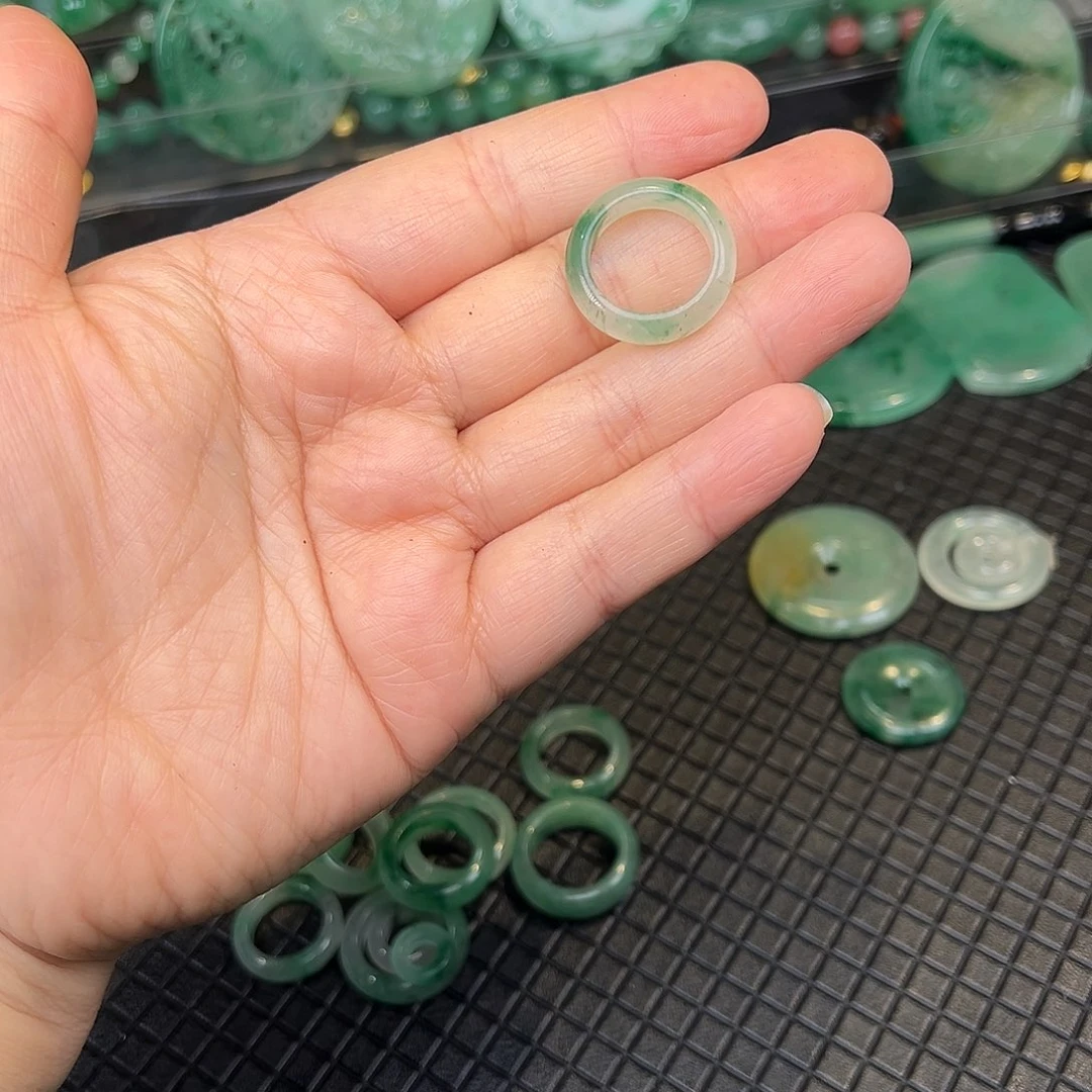 石英质玉未镶嵌颈饰