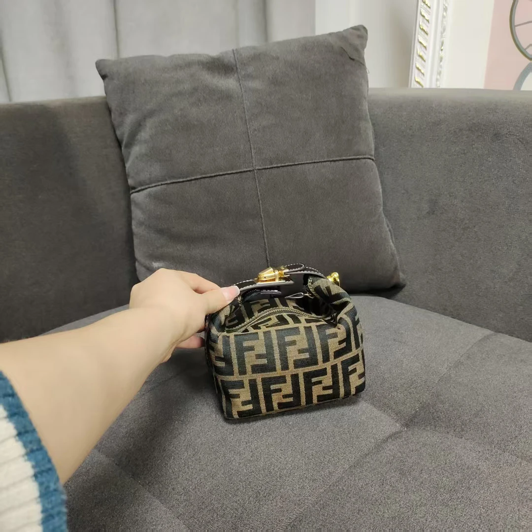 95新 FENDI/芬迪 兔兔奢 G专属/芬迪小饭盒包/241214053