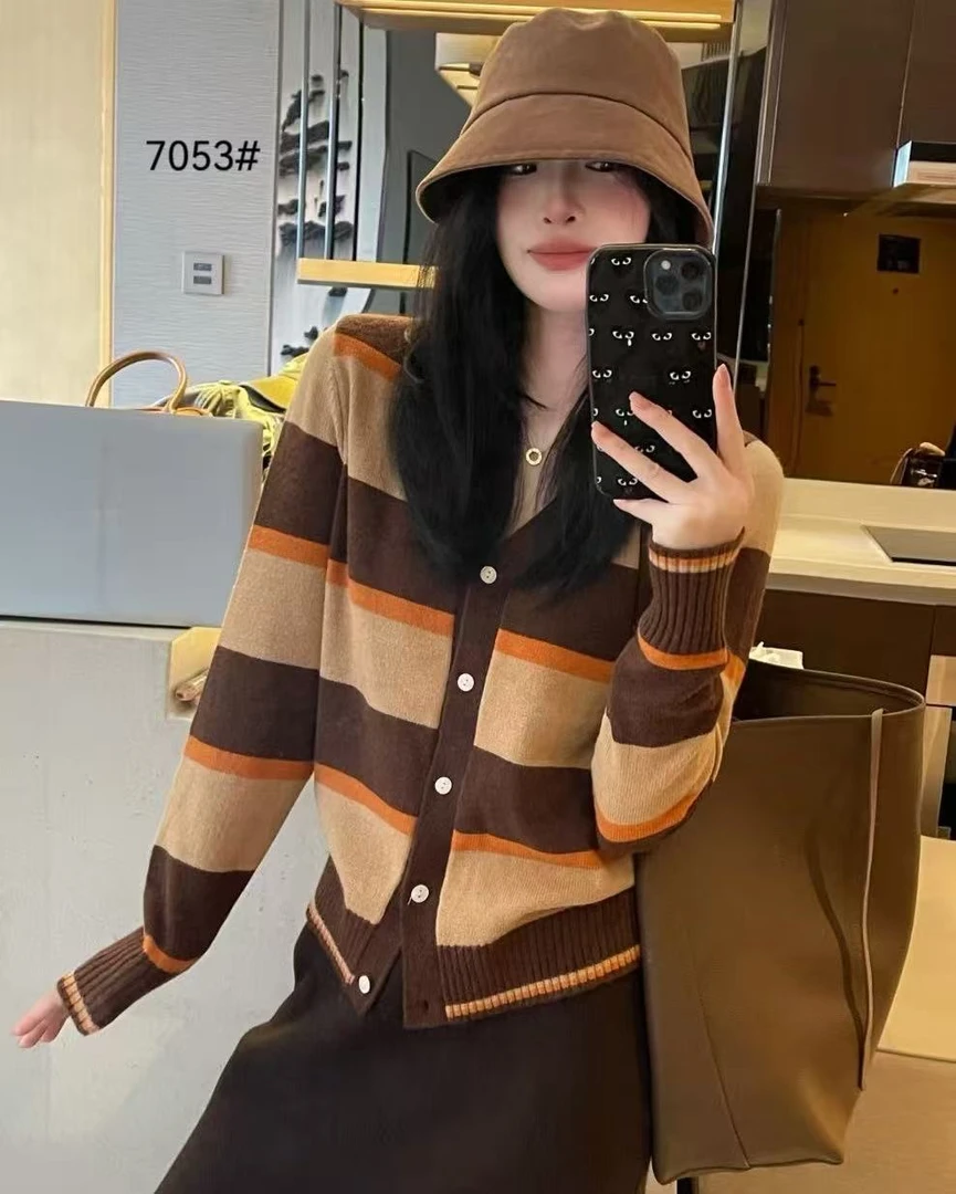 2025秋冬新款时尚V领条纹拼色高级设计感羊毛毛衣外套女7053