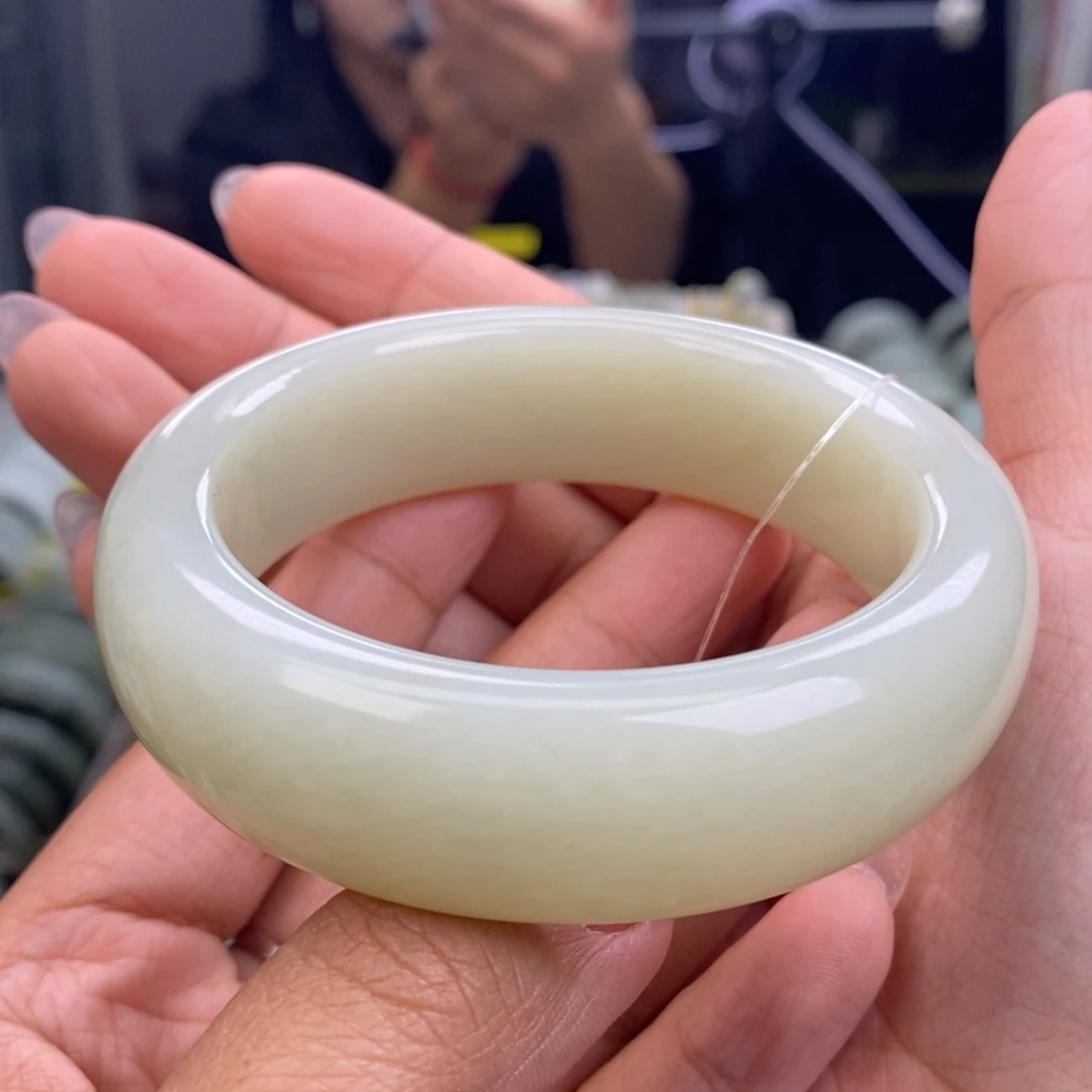 和田玉未镶嵌手镯