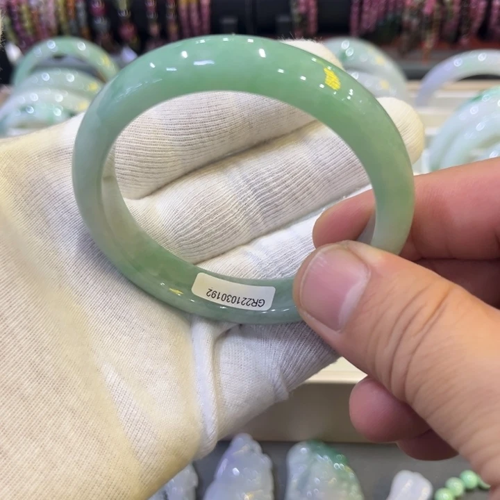 翡翠未镶嵌颈饰天然翡翠材质满绿色正圈