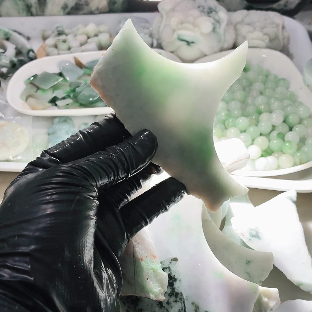 翡翠未镶嵌颈饰边角料