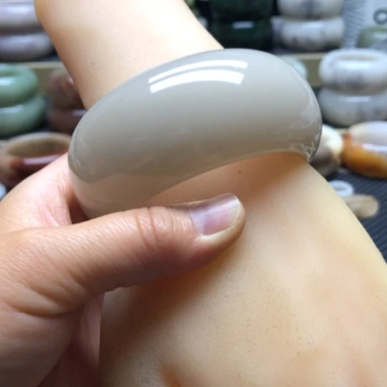 石英质玉手镯未镶嵌