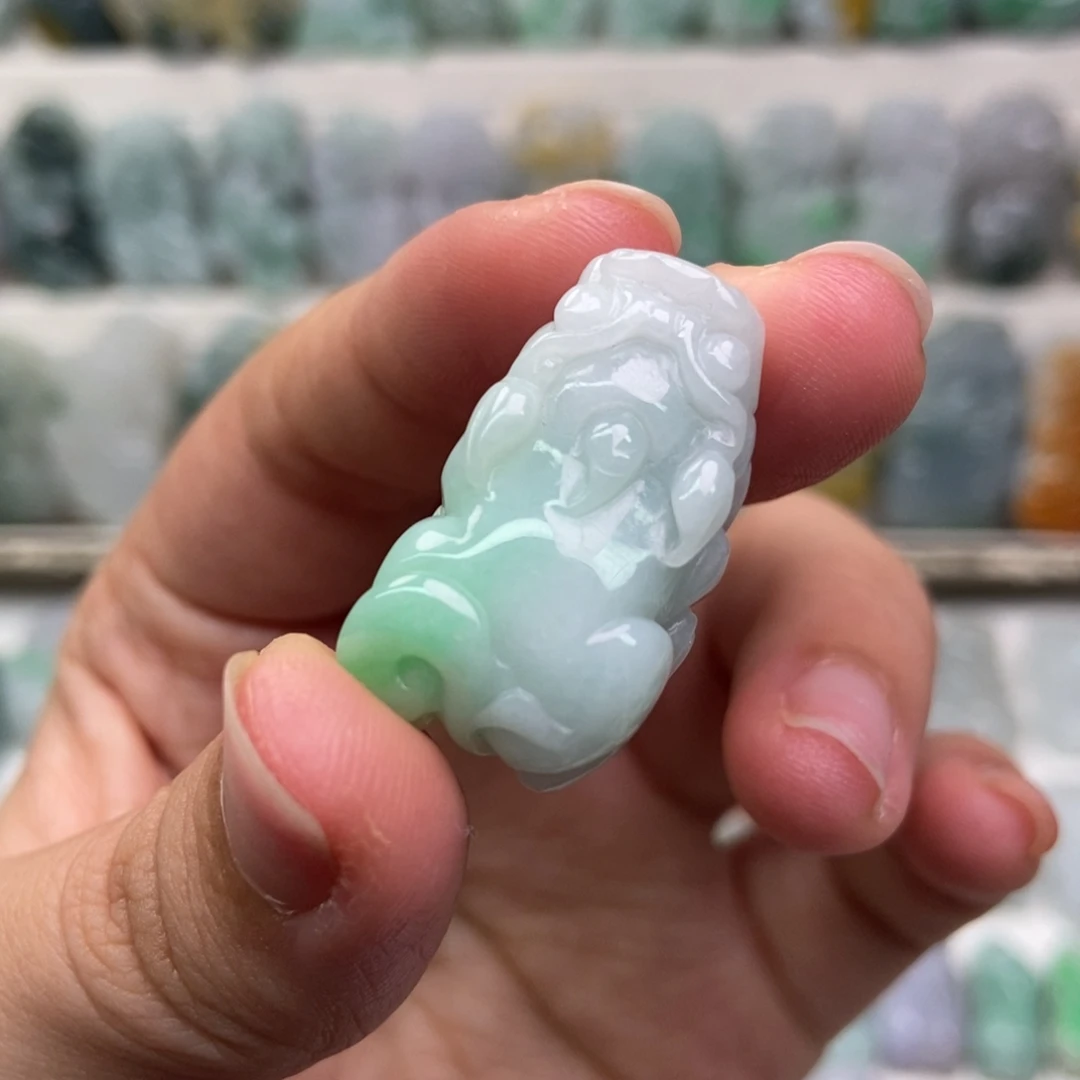 翡翠未镶嵌吊坠(赠链)