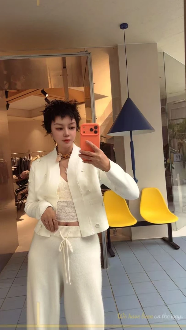 【济州岛】 设计款时髦法式立体花白贝母装饰针织开衫