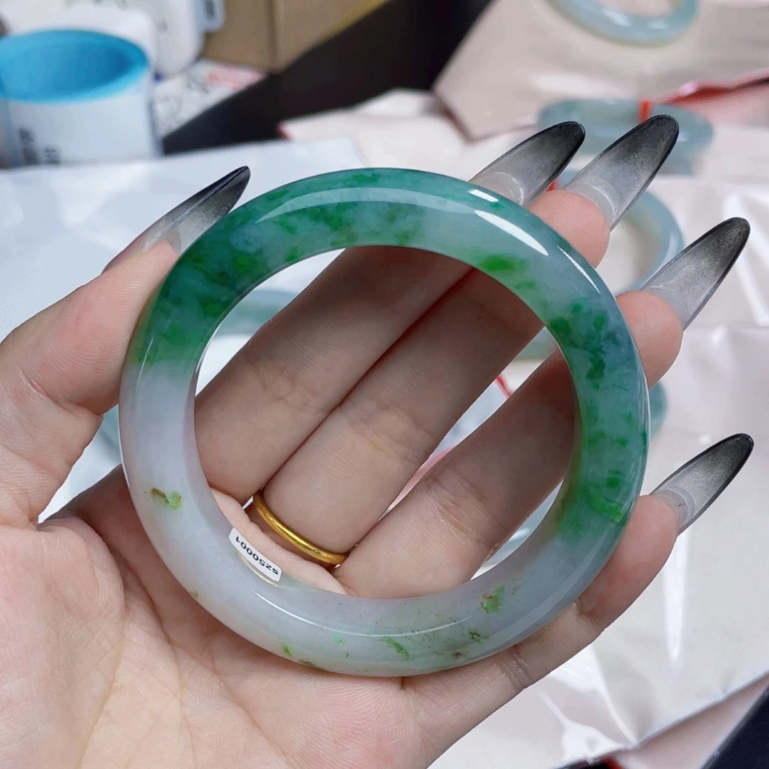 殷***儿翡翠未镶嵌手镯56圈不退换