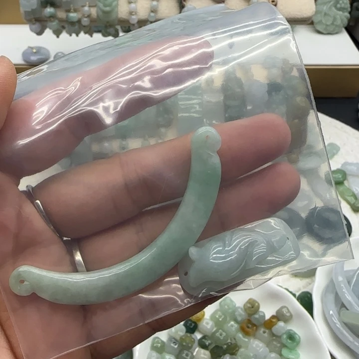 乔***子翡翠未镶嵌颈饰玉衡