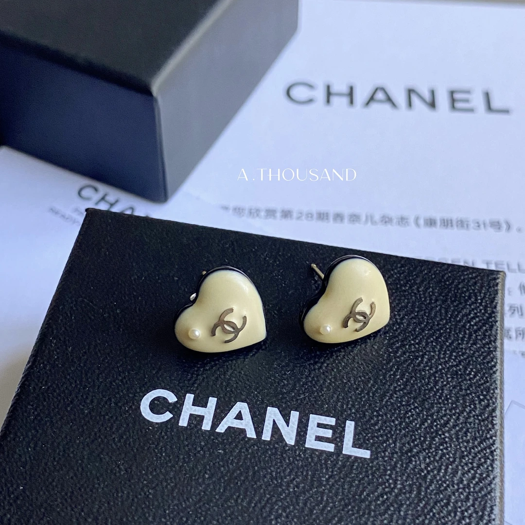 95新 Chanel/香奈儿 奶油珐琅爱心耳饰-70009086