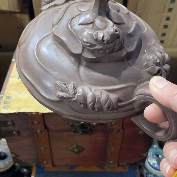 紫砂茶壶矿泥料手工制作的一把紫砂壶。