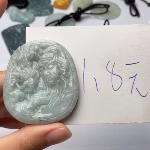 翡翠未镶嵌颈饰时**转翡翠