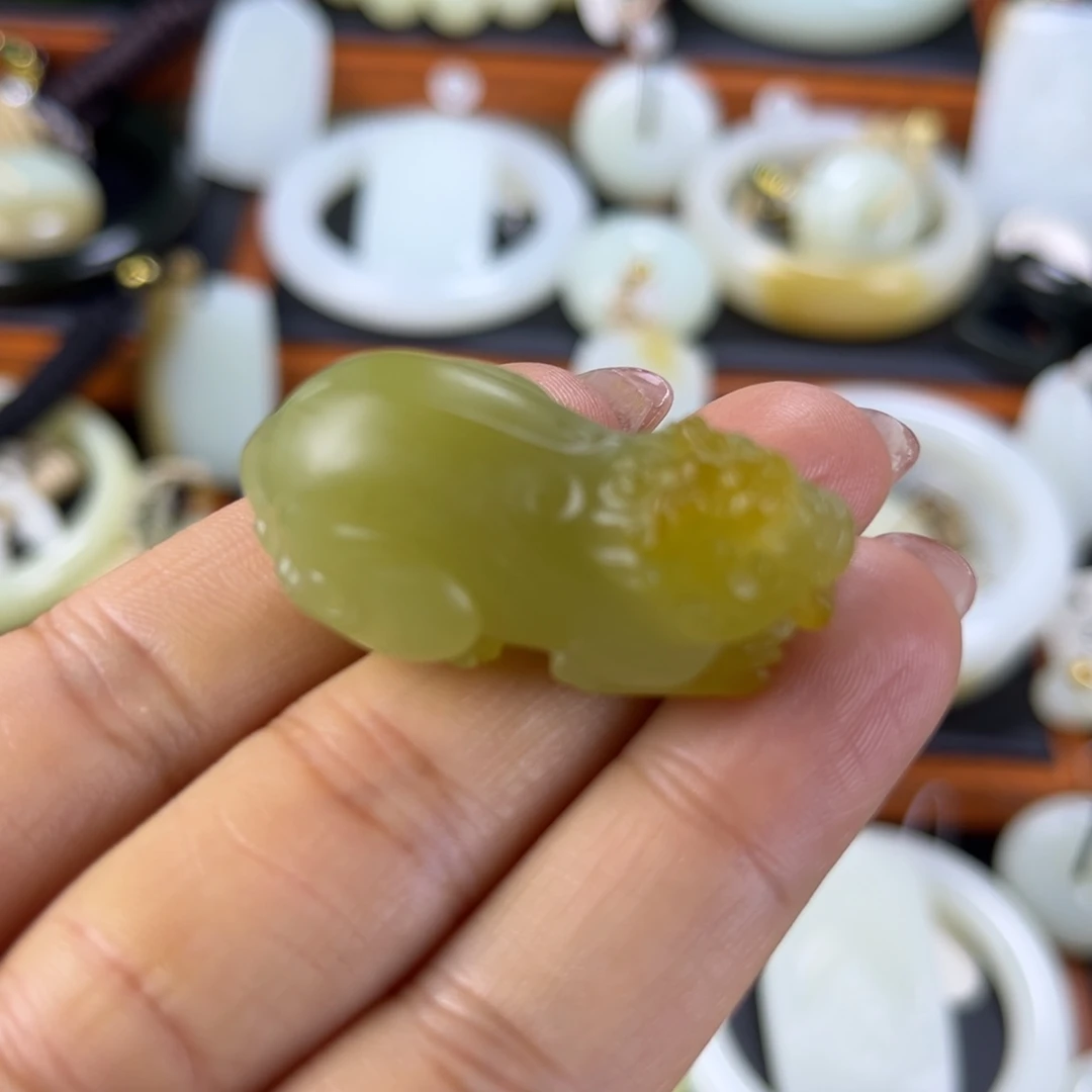 和田玉（黄玉）未镶嵌颈饰貔貅
