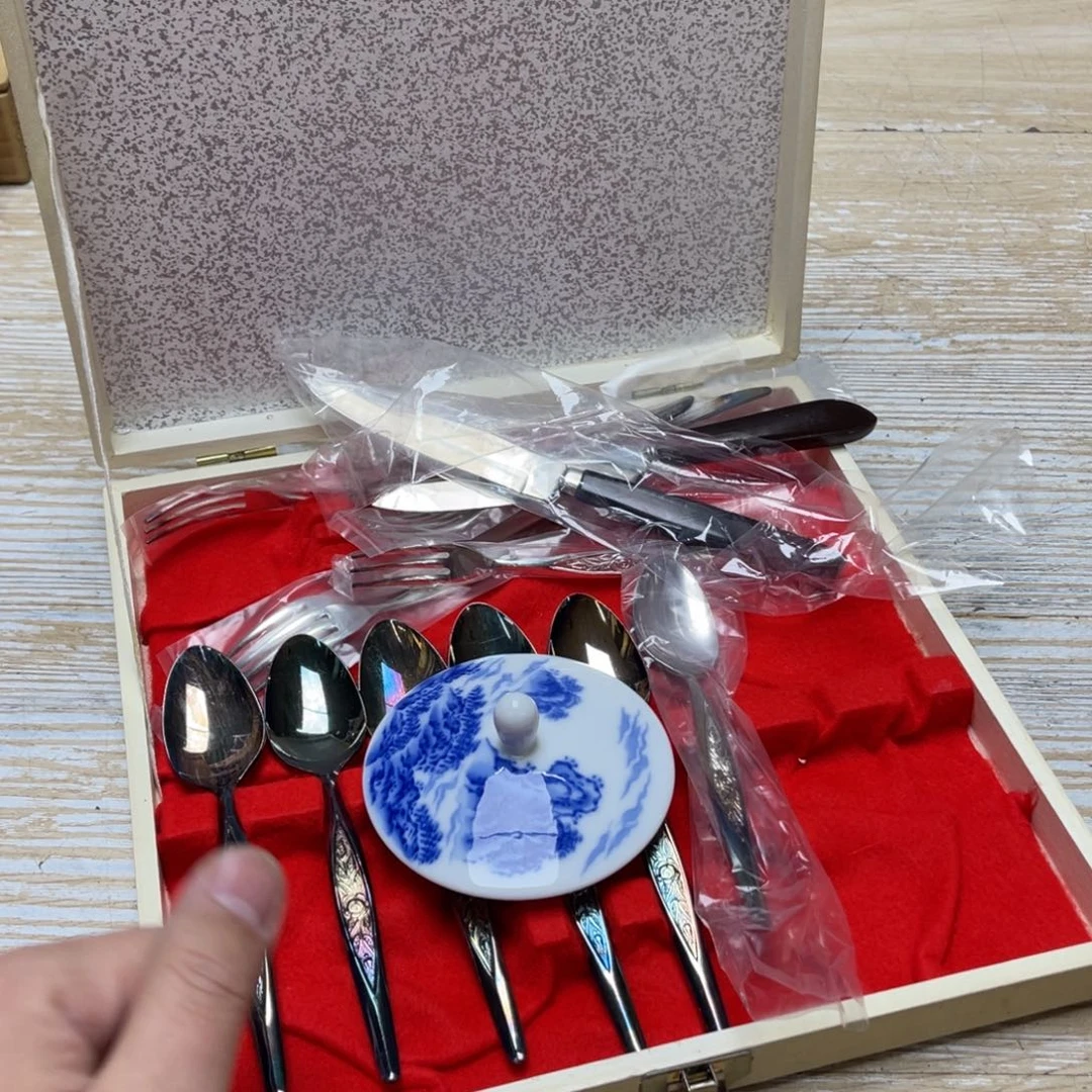 瓷片神*密密麻麻地排列着一个