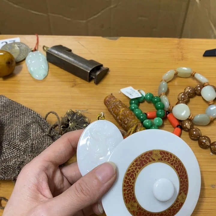 瓷片哈中工工艺品一件