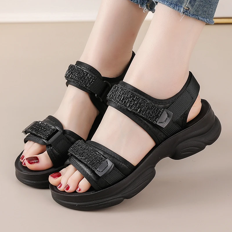 7606上线缝制乳胶垫运动凉鞋女水钻魔术贴露趾中跟厚底软底沙滩鞋