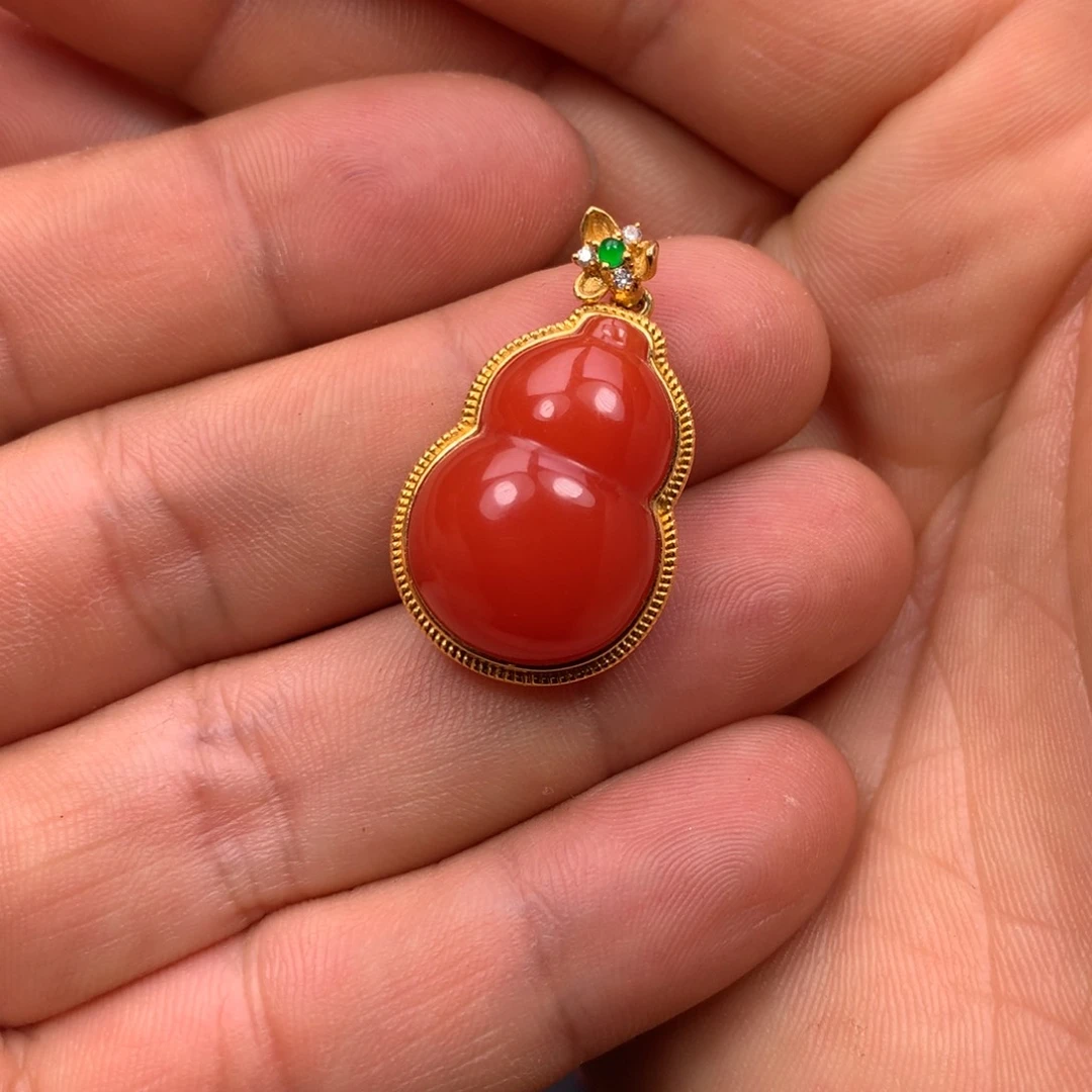 南红玛瑙吊坠18K金镶嵌小*龙
