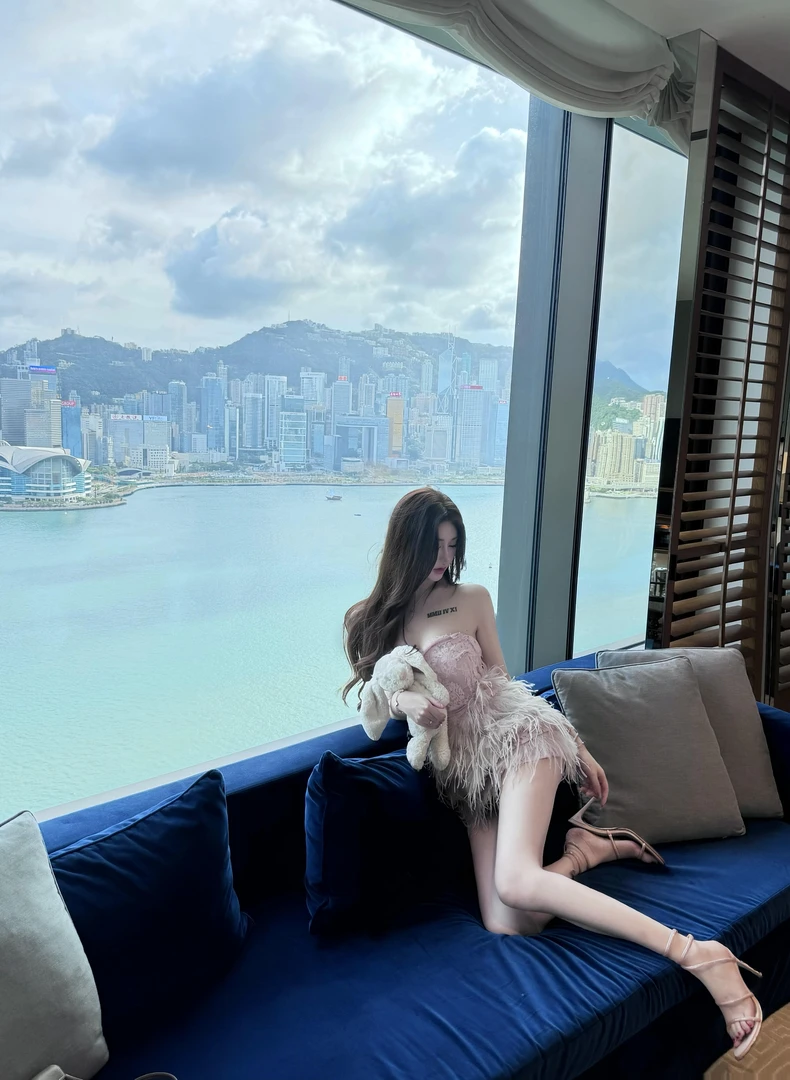 嗲嗲千金 重工蕾丝拼接毛毛连衣裙纯欲风辣妹性感名媛风抹胸短裙