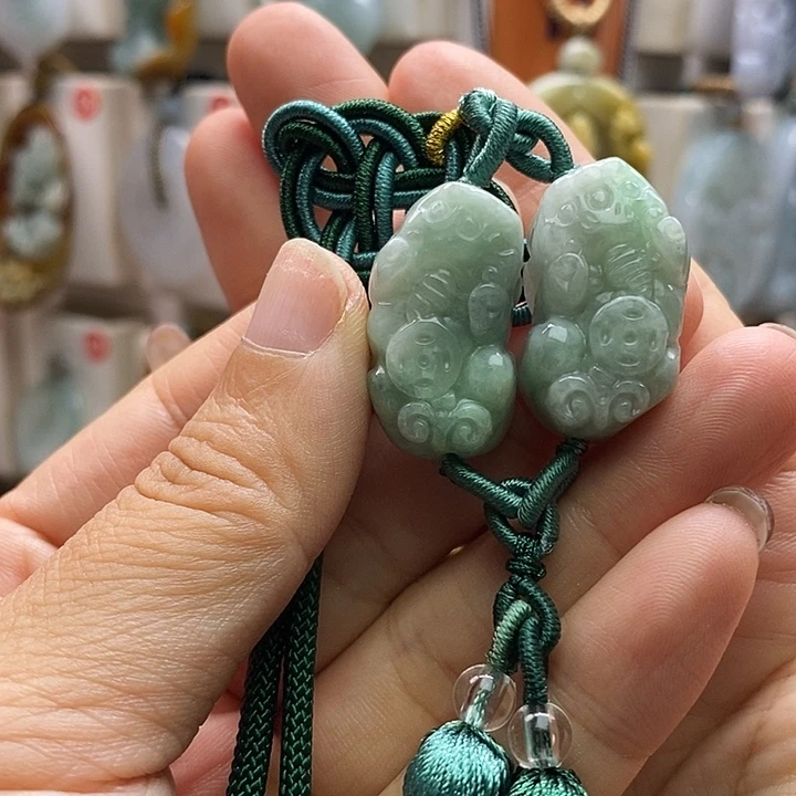 翡翠未镶嵌颈饰车挂