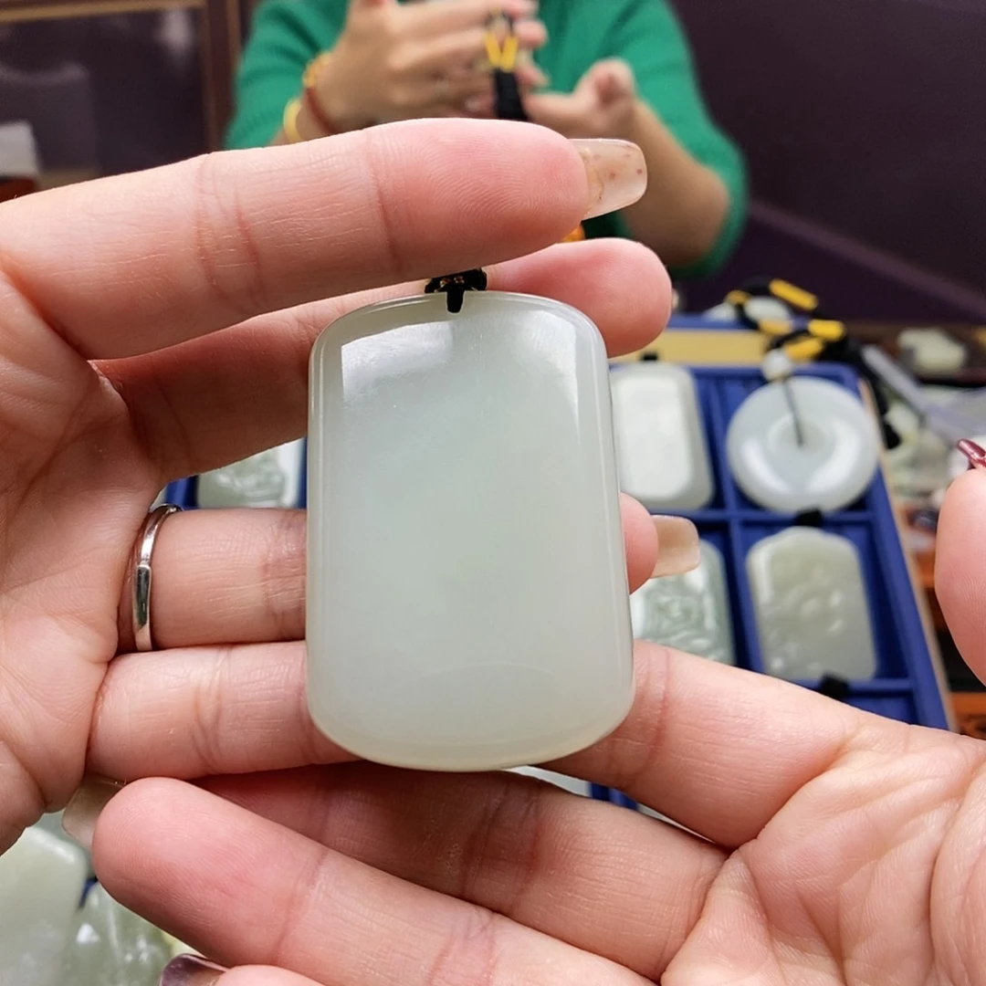 和田玉颈饰未镶嵌山*