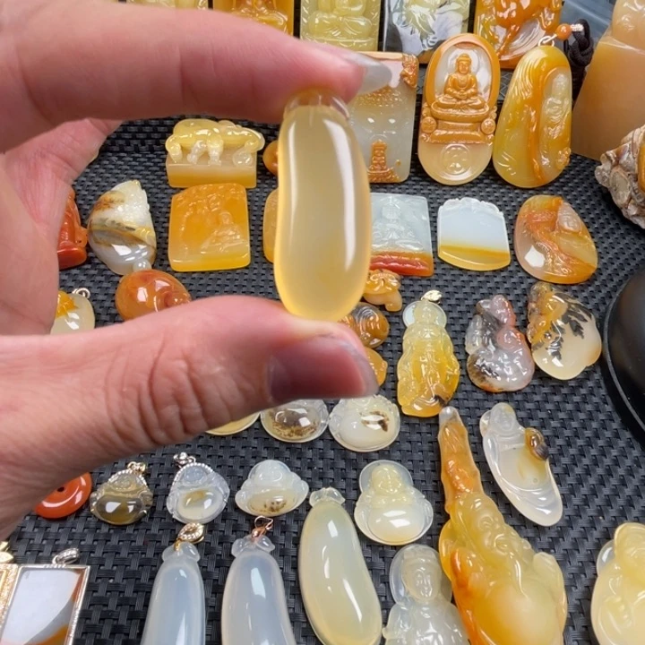 石英质玉（黄龙玉）未镶嵌颈饰李****画