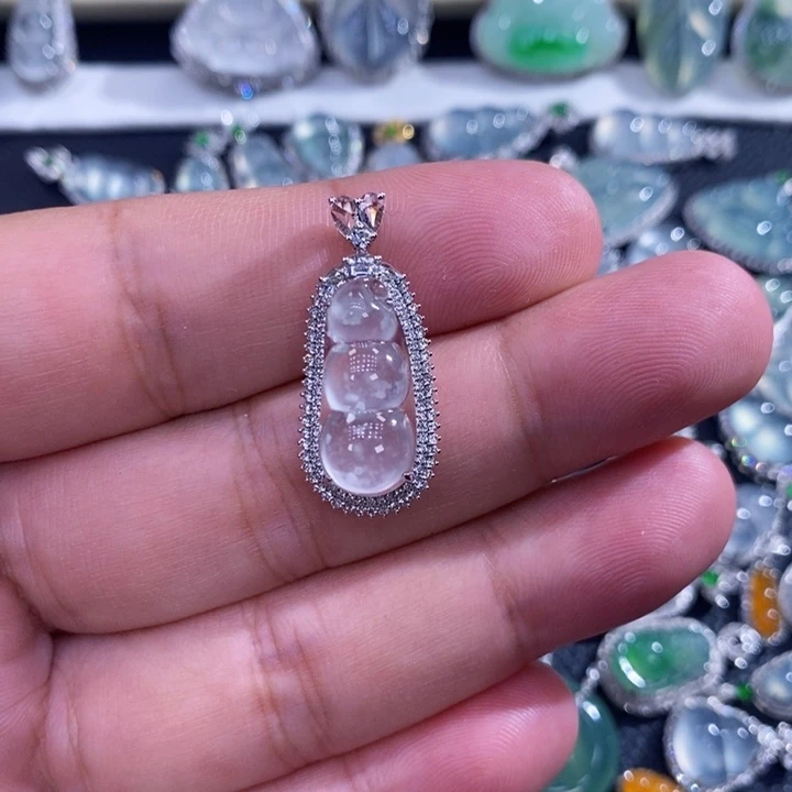 翡翠18K金镶嵌吊坠(赠链)福豆