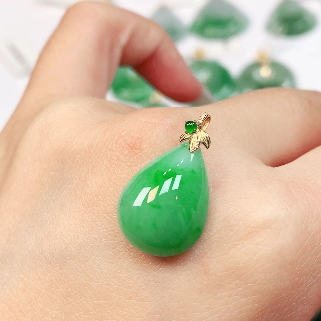 翡翠18K金镶嵌颈饰