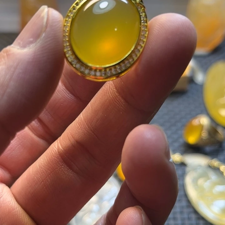 欭***惗石英质玉未镶嵌旦面