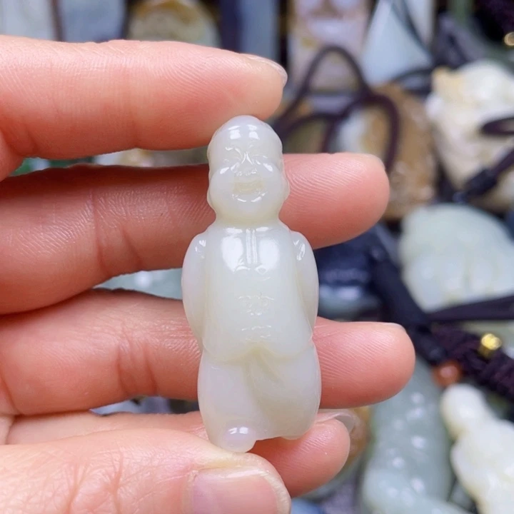 和田玉挂件未镶嵌谁****！