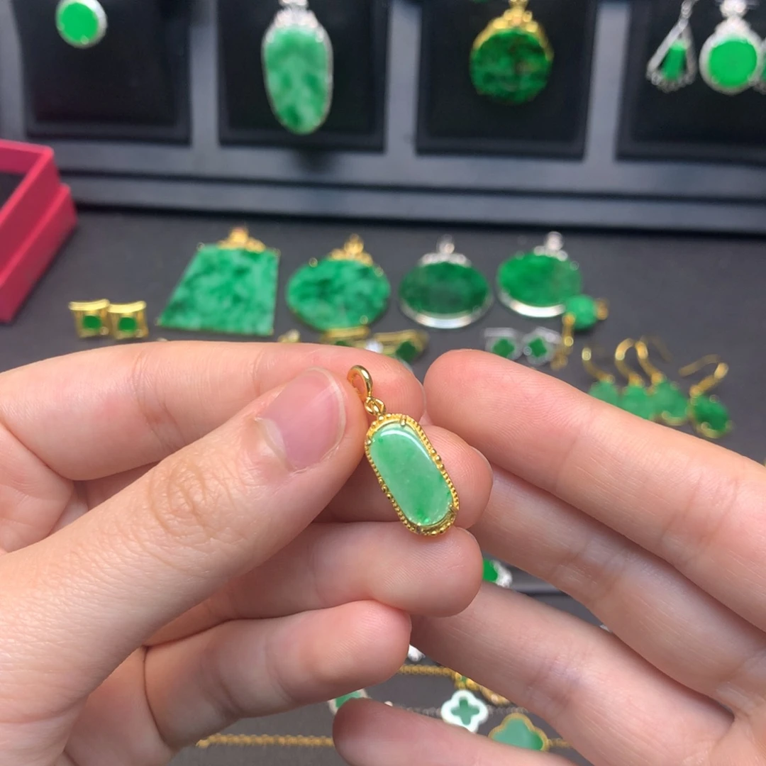 翡翠未镶嵌颈饰有纹裂