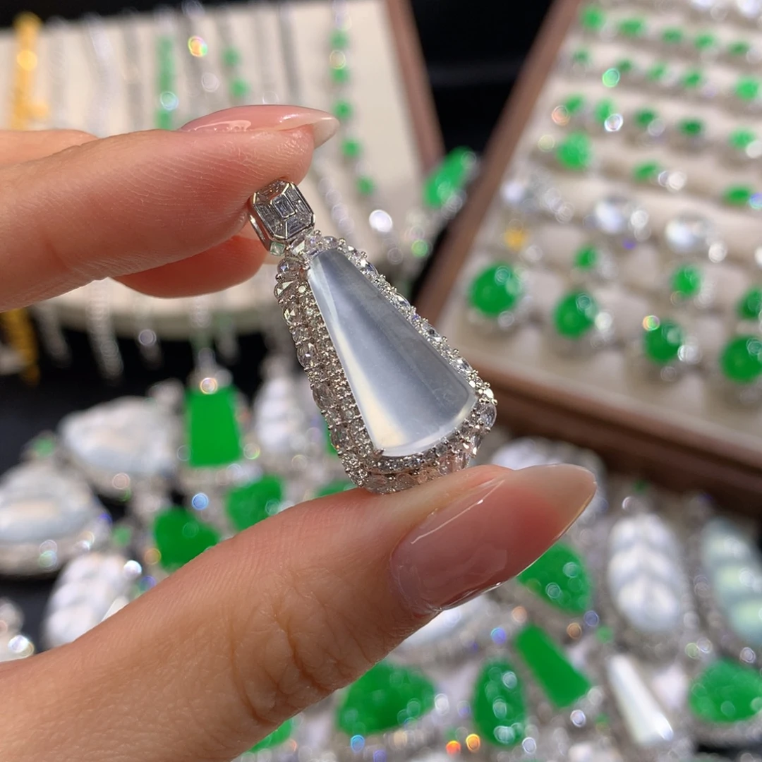 翡翠18K金镶嵌颈饰冰柱