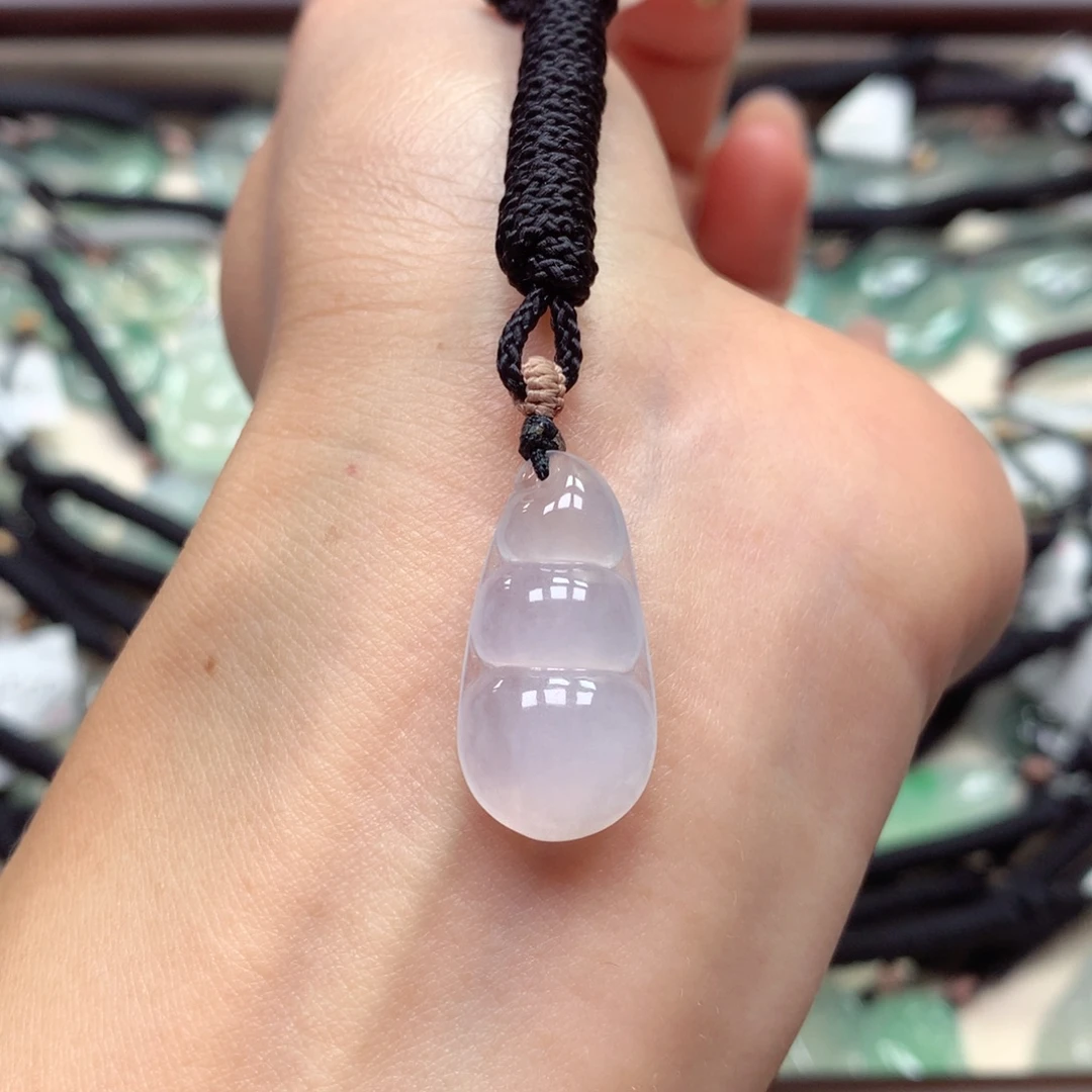 翡翠未镶嵌颈饰福豆