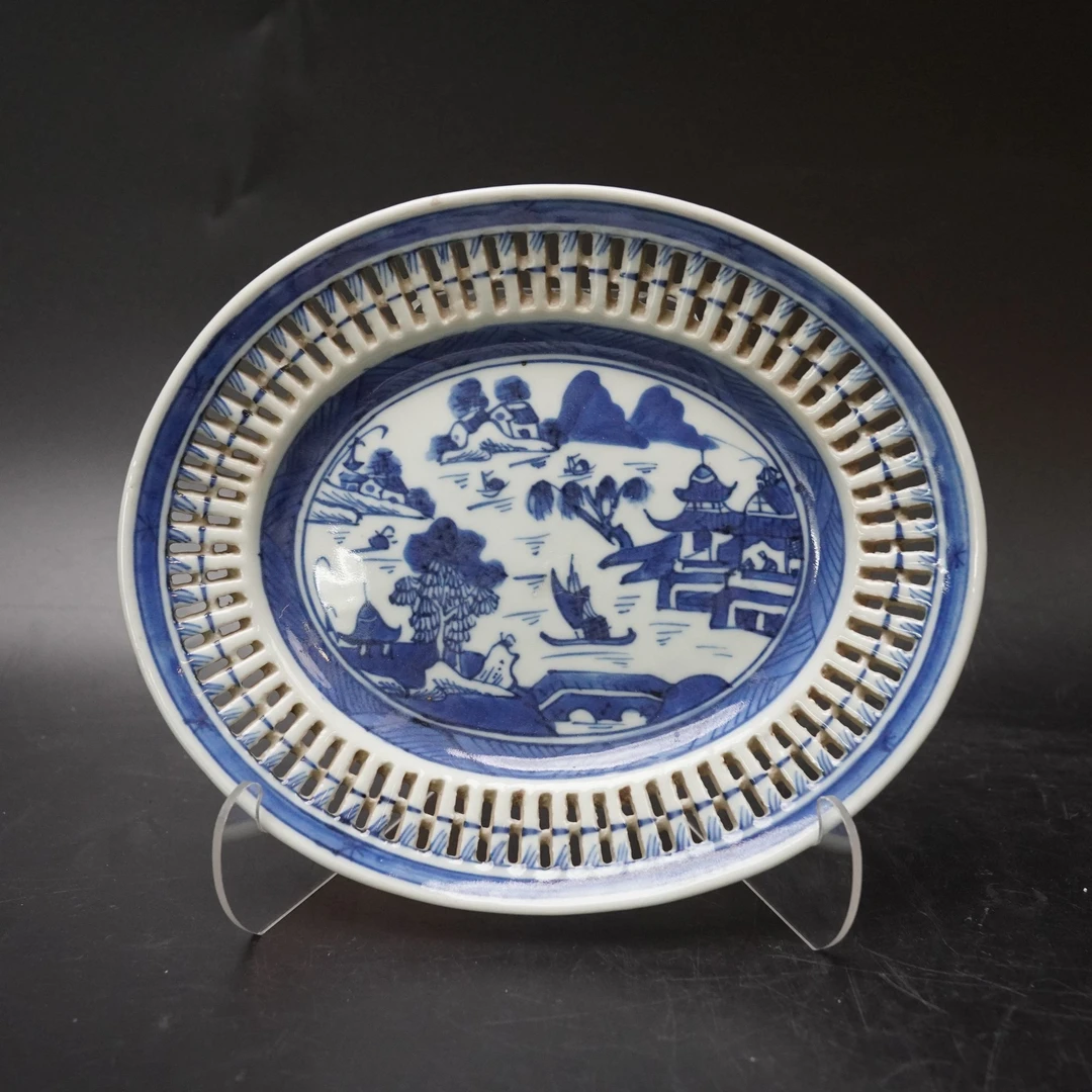 Lot.25070513清中期青花亭台楼阁山水纹镂空盘 直径：约22.1cm