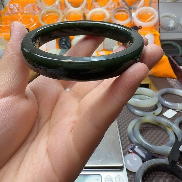 和田玉未镶嵌手镯