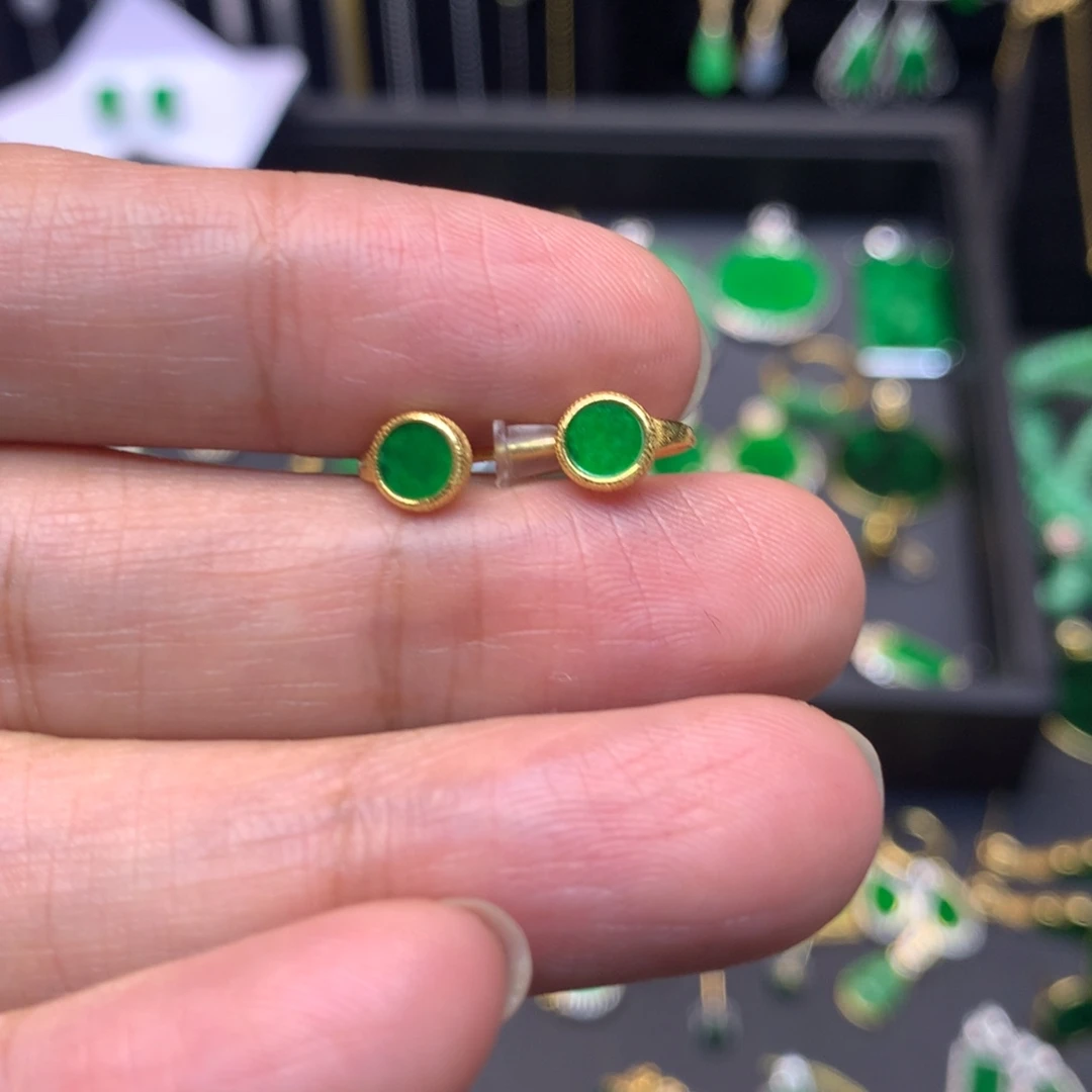 翡翠未镶嵌颈饰有纹