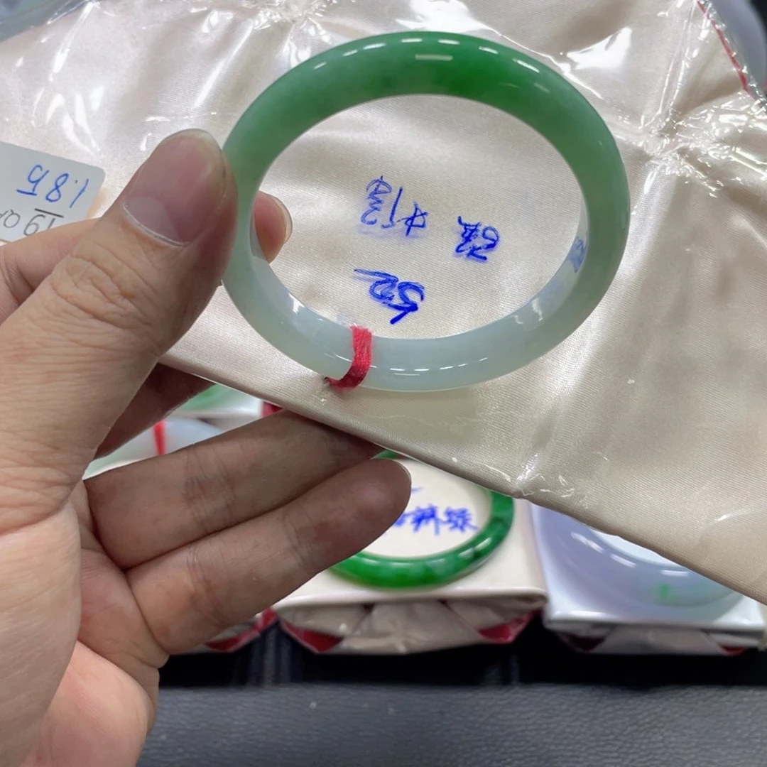 翡翠手镯未镶嵌翡翠