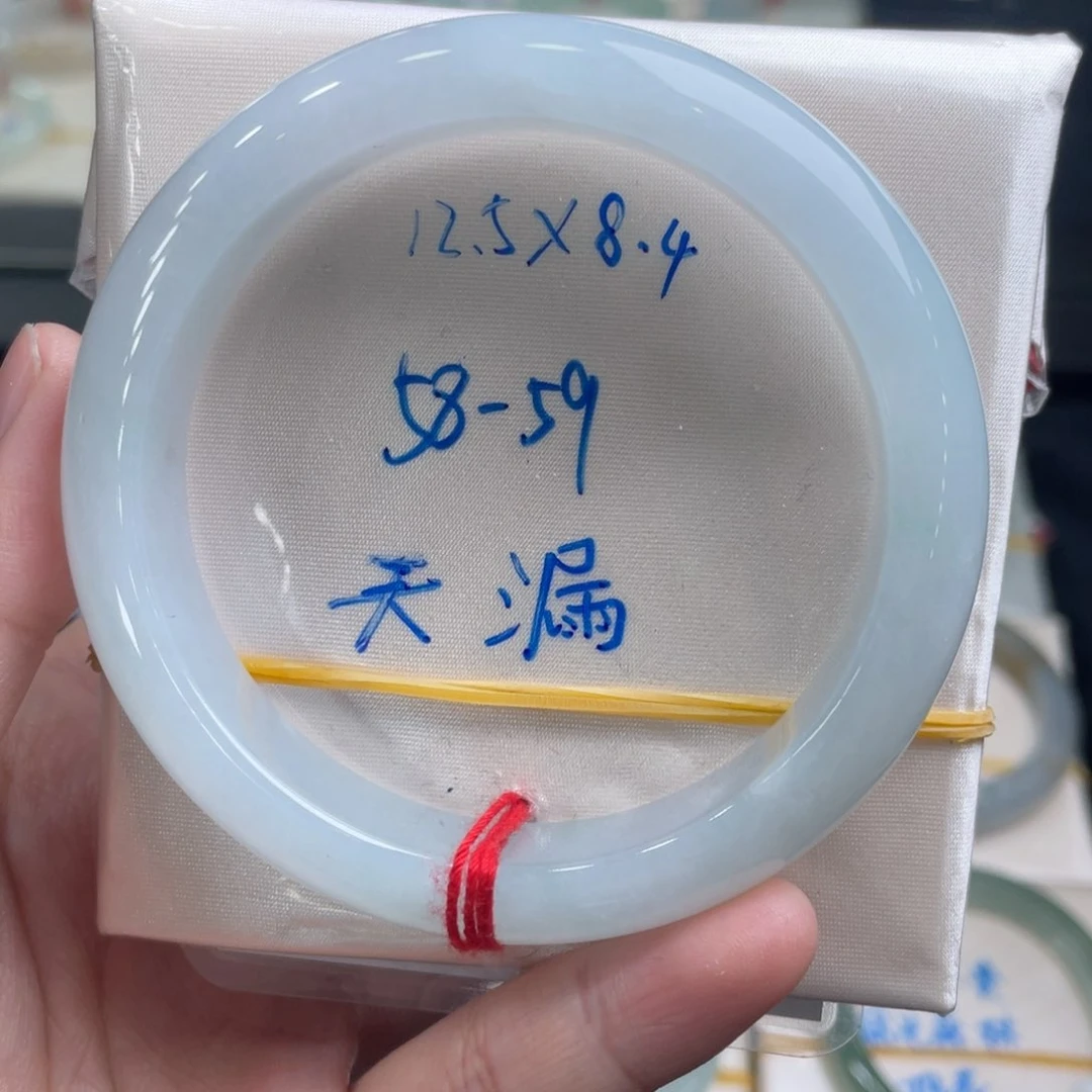 翡翠手镯未镶嵌翡翠手镯