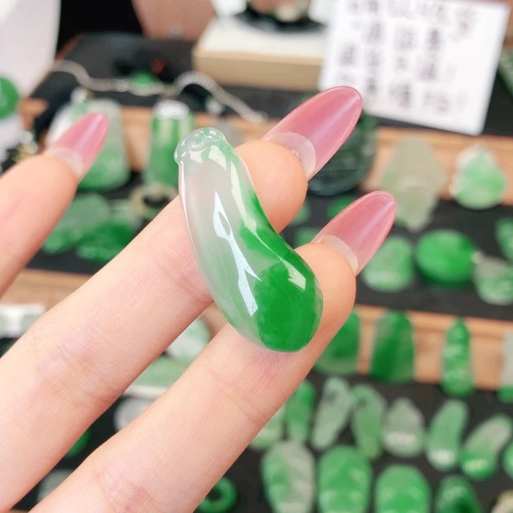 石英质玉（非洲翠）未镶嵌颈饰
