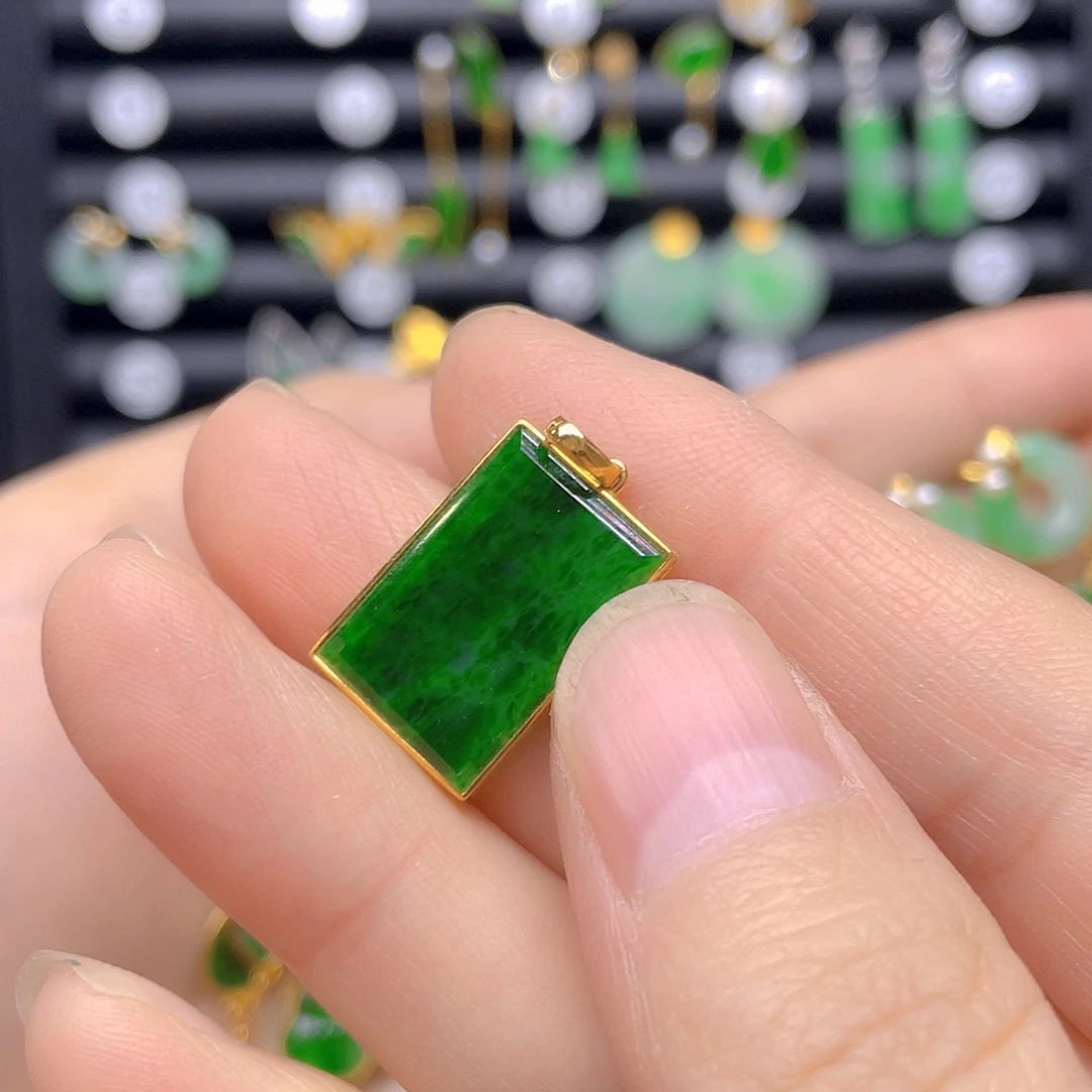 轻***翡翠18K金镶嵌颈饰天然翡翠