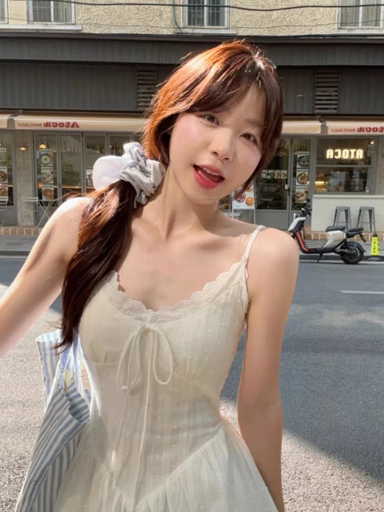 法式温柔风蕾丝边v领白色吊带连衣裙女收腰气质海边度假A字长裙子