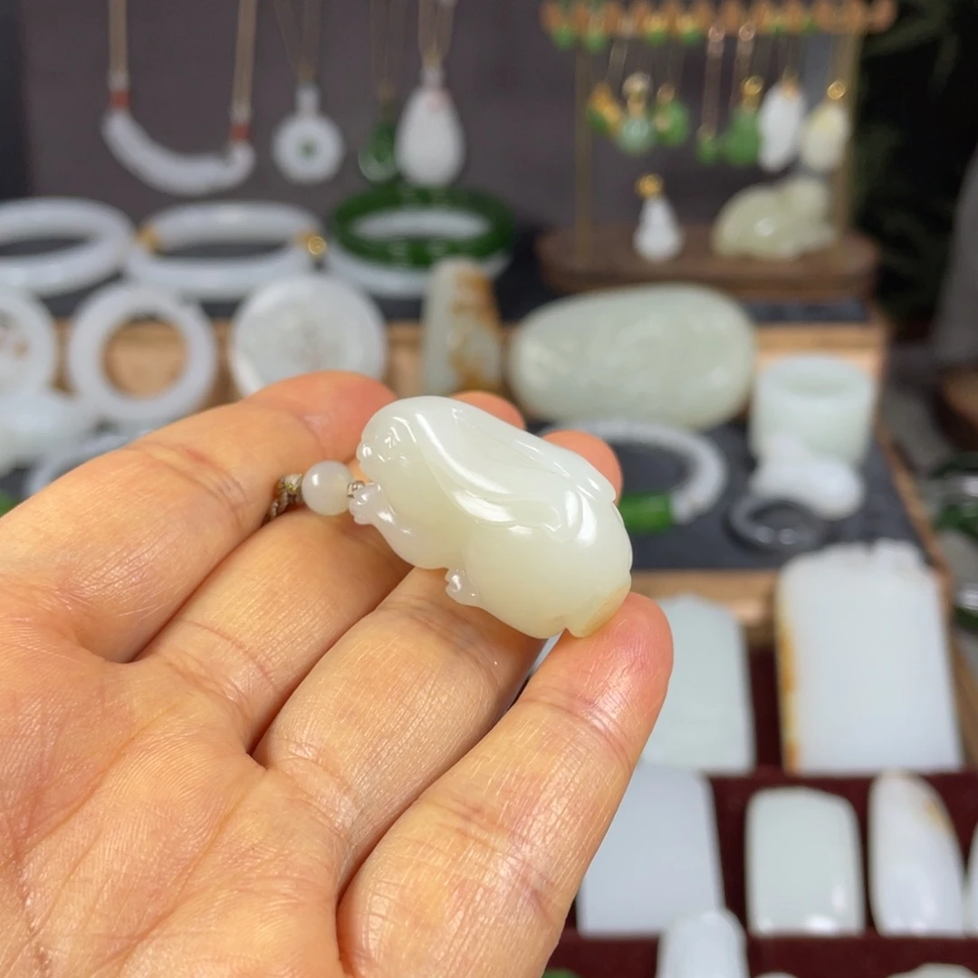 .***和田玉未镶嵌颈饰