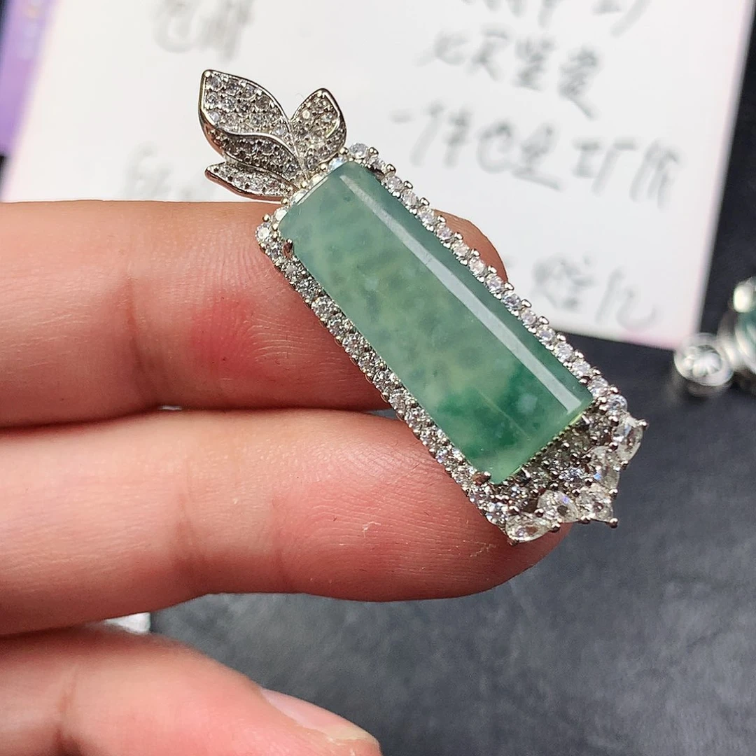 翡翠未镶嵌颈饰无事牌