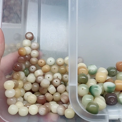 吊坠白玉菩提瑕疵混珠