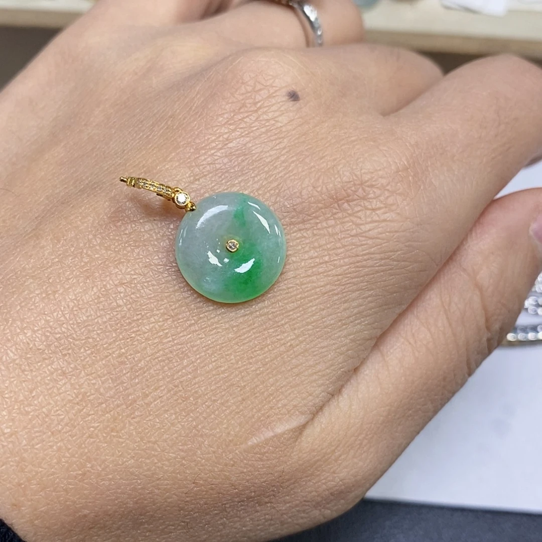 【闪购商品】颈饰18K金镶嵌翡翠吊坠