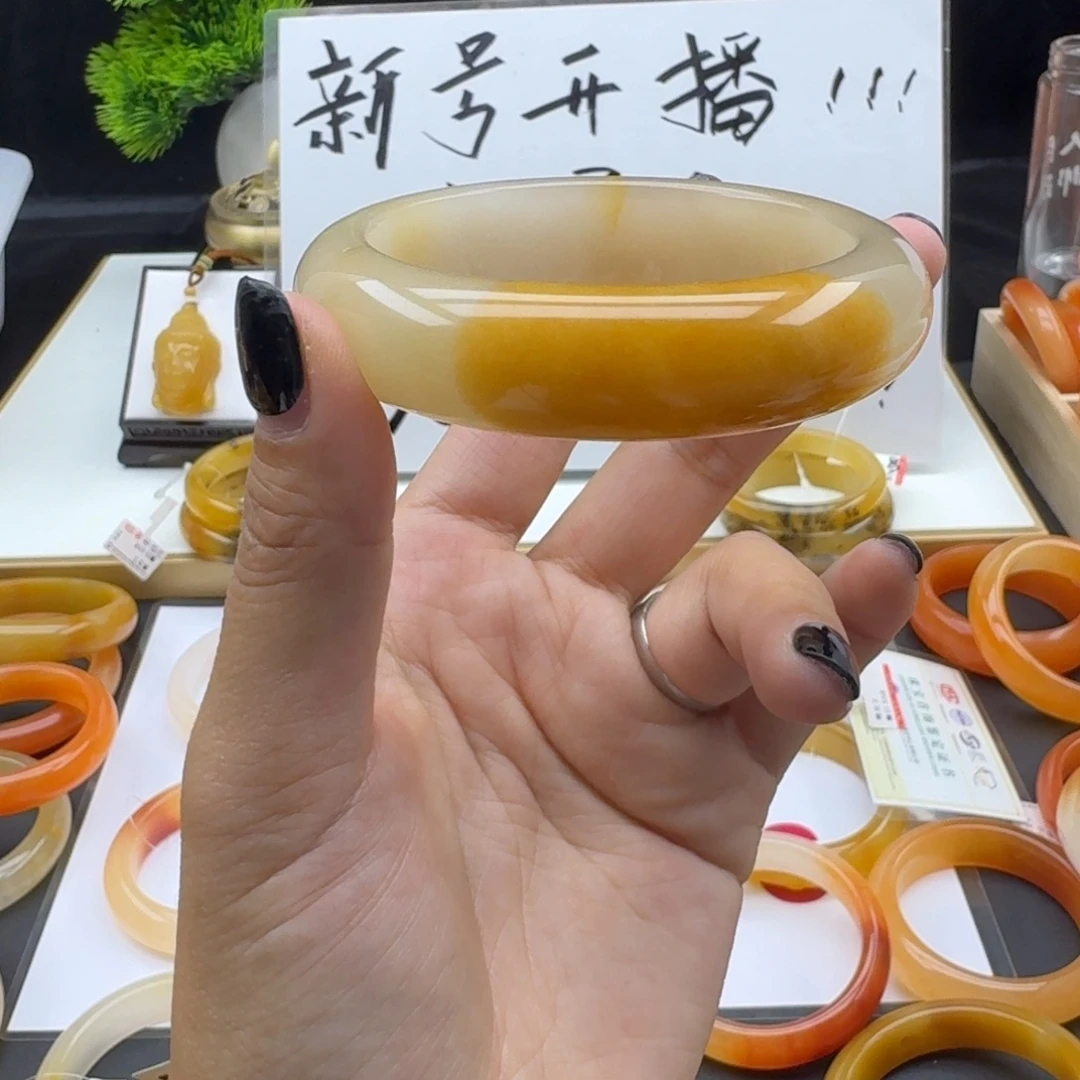 未镶嵌石英质玉（黄龙玉）手镯