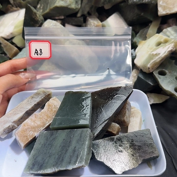 小***子和田玉未镶嵌珠宝半成品