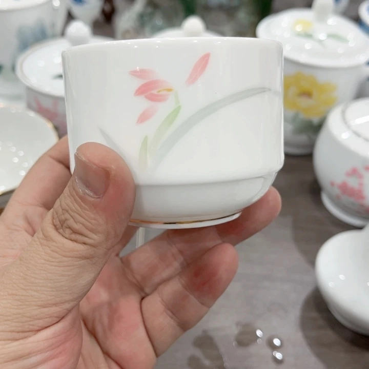 碟与*其釉下五彩的瓷器和瓷器