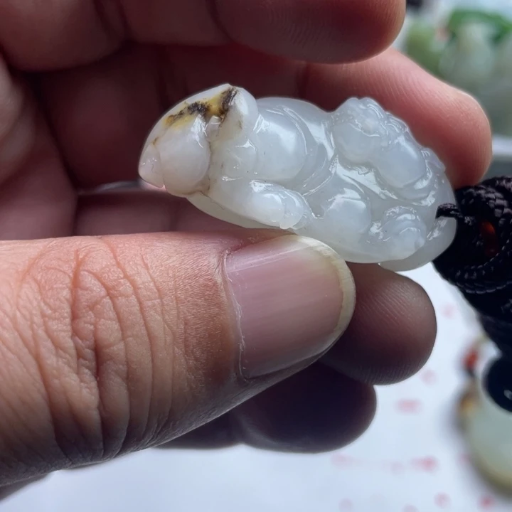 W***X和田玉未镶嵌颈饰挂件